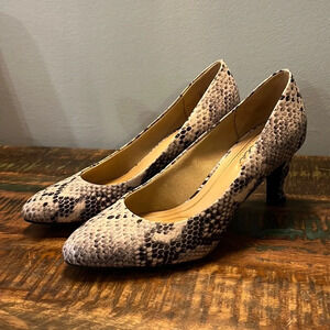 Pink faux snakeskin comfort pumps  7